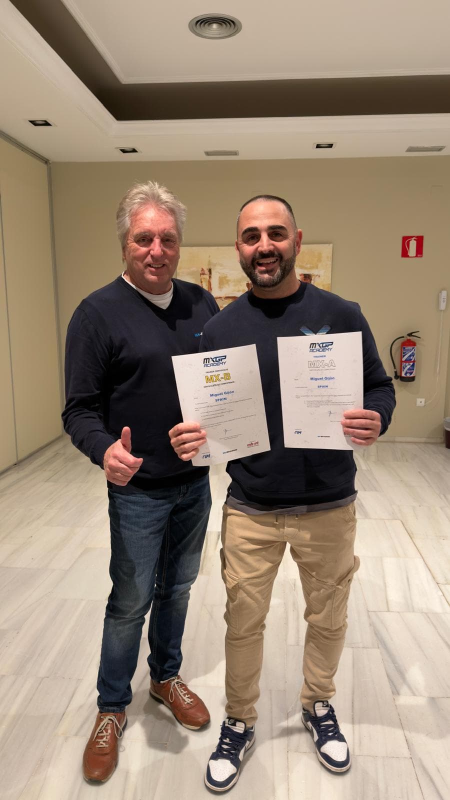 Miguel con certificados MX Academy Nivel A y B